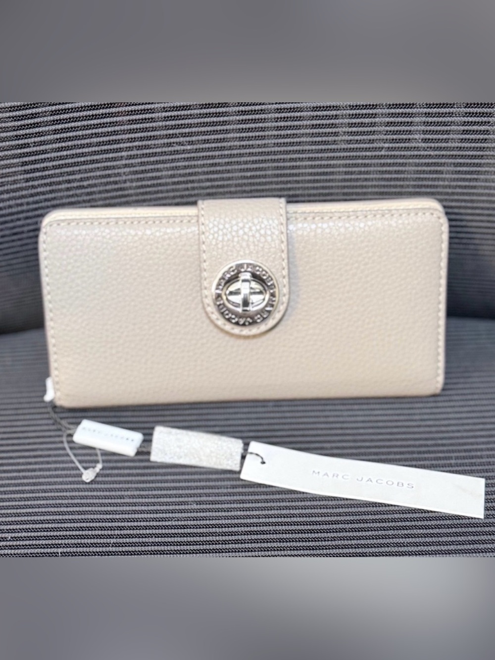 NWT Marc Jacobs Cream Pebbled Leather Snap Wallet with Turnlock